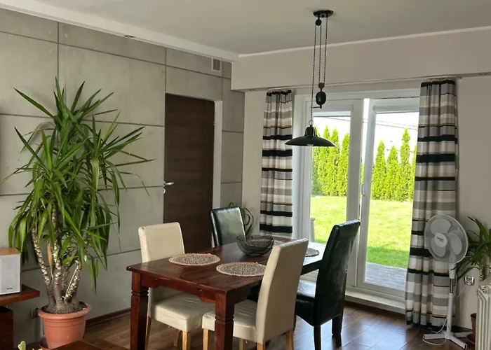 Uroczy Z Ogrodem 度假居